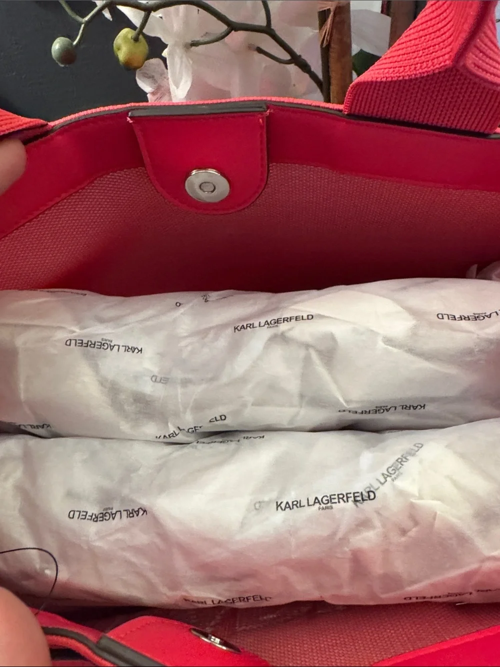 NWT
Karl Lagerfeld Large Pink Canvas Tote Adjustable Guitar Strap - Picture 9 of 9